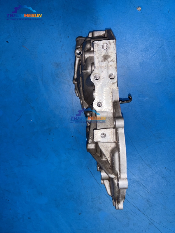 Nắp sau của vỏ hộp số CVT K114 có năm lỗ bắt vít, phù hợp với mẫu xe Toyota C-HR năm 2019.