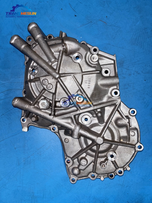 Nắp sau của vỏ hộp số CVT K114 có năm lỗ bắt vít, phù hợp với mẫu xe Toyota C-HR năm 2019.